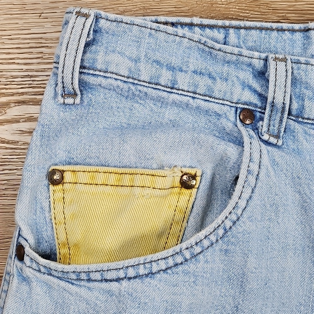 Vintage 90s Levi's Silver Tab 549 Baggy Fit Light Wash Yellow Contrast Trim Jean - Picture 4 of 16
